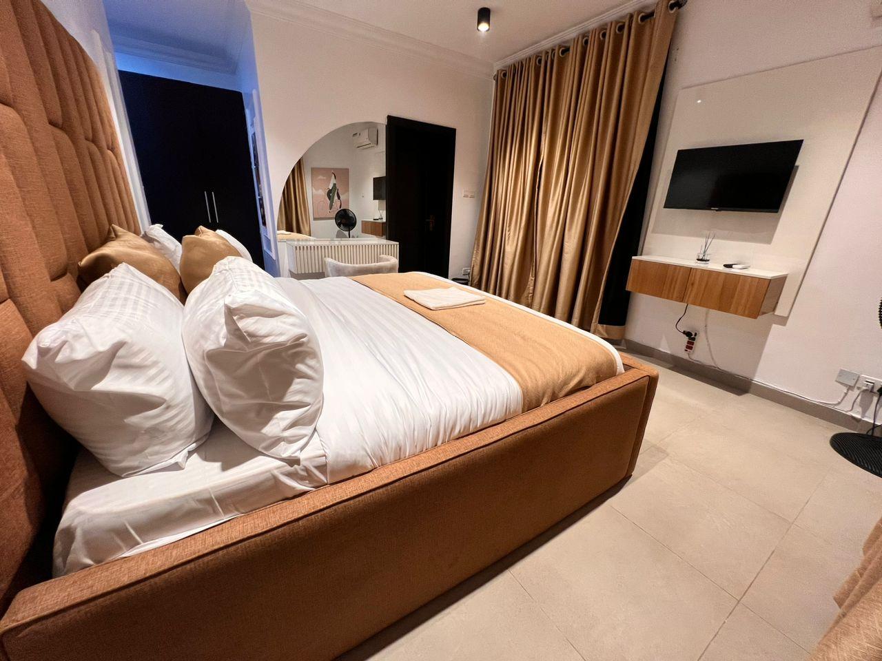 3 Bedroom Ace Apartment with Elevator and Private Balcony @ Oniru-2